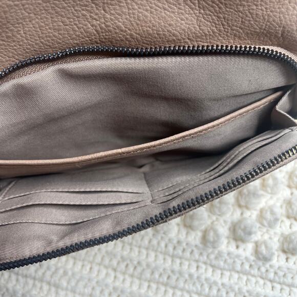 AMERICAN LEATHER CO. Women's Leather Crossbody Bag Light Tan Medium Adjustable - Picture 7 of 10